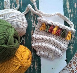 Free crochet pattern for a bobble fringe bag